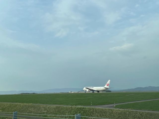 空港の横の道を通ったら
ゴーッという音が

横を見ると離陸に向けて走る機体
並走感を喜ぶも
あっという間に抜かされて
飛んでいきました

ここは飛行機だけでなく
大雪山連峰を見渡すこともできるぜひ通ってみてほしい道

住んでいても
その雄大さに感動します

#旭川空港 #akj #asahikawaairport #jal #airplane #playgroundbasehigashikawa #1棟貸切 #1棟貸しの宿 #1日1組限定の宿 #東川町