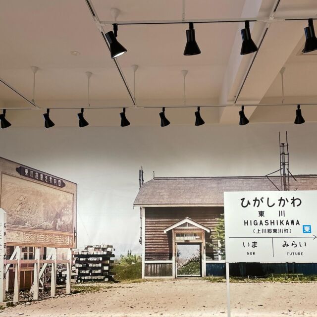 12月に行った 東川文化ギャラリー
 @higashikawa_bunka_gallery 

たくさんの鉄道愛を垣間見ることができます

日本鉄道写真作家協会写真展
鉄道遺産
今、そして未来へ

2024.1.10（水）まで

東川町の鉄道に関する作品や記録写真も

今回もそうですが
@higashikawa_bunka_gallery さんではいつも充実の作品展が開催されます。

好みの展示開催に合わせて
東川を訪れるのも楽しいですね

@pgbase_higashikawa では
ゆるりとみなさまのお越しをお待ちしております
お越しの際はどうぞゆったりとお過ごしください

#東川文化ギャラリー #東川 #東川町 #旭岳 #旭岳ロープウェイ #1棟貸しの宿 #1棟貸し #おこもり宿 #ひっそり営業 #北海道 #hokkaido #higashikawa #higashikawatown